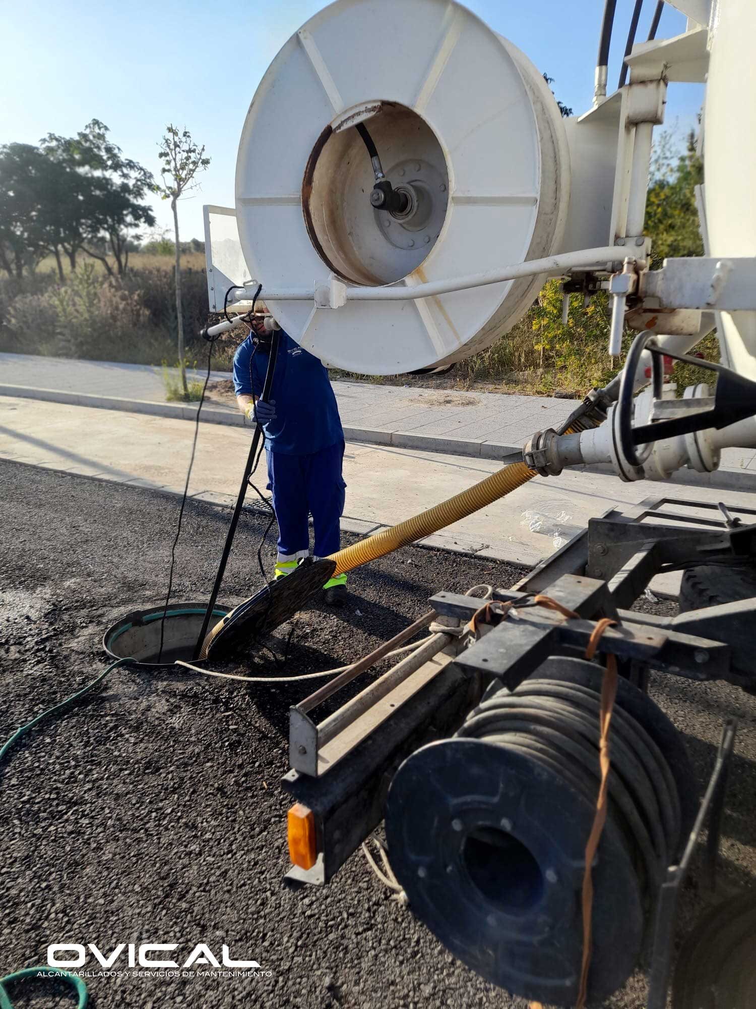 Equipo Ovical realizando una limpieza previa de fin de obra para una empresa pública en Sevilla